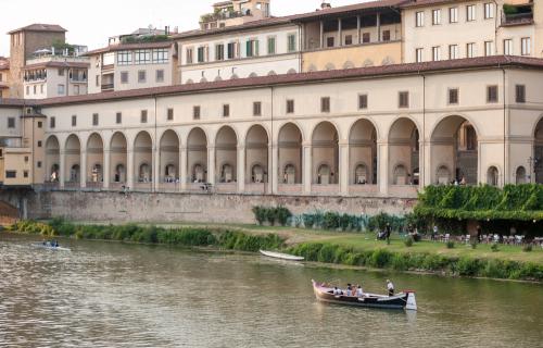 Vasari Corridor facing the Arno river