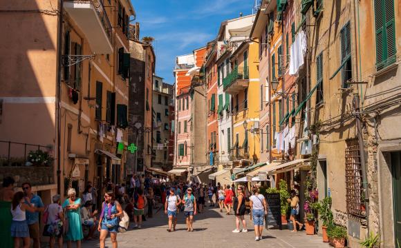 Via Roma in the heart of Vernazza / Photo: Jeff Whyte via Shutterstock