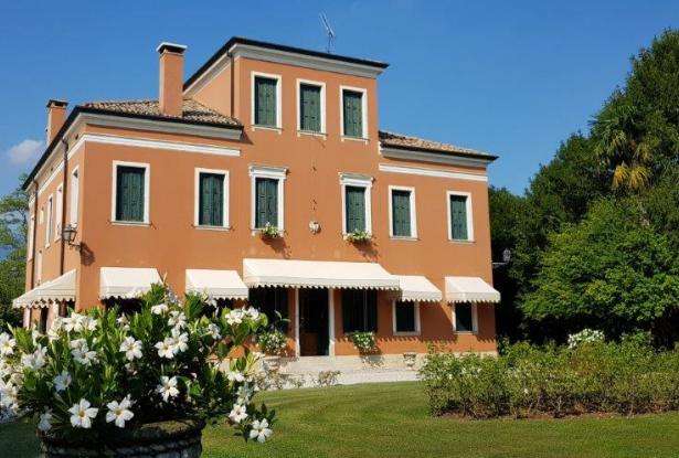 Villa in Valdobbiadene, Valdobbiadene (Treviso) Charming Venetian villa ...