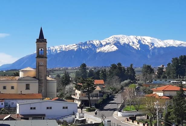 700sqm block of flats with 5 floors, sea and mountain views, 2000sqm of land in the center of town, one apartment finished, great B & B potential. 0
