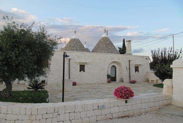 For sale in the countryside of Martina Franca, a complex of trulli finely restored, with quality materials and stone. 0