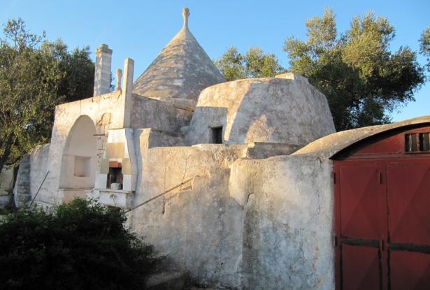  For sale in the countryside of Ostuni trulli and lamia entirely of stone in a quiet and reserved 0