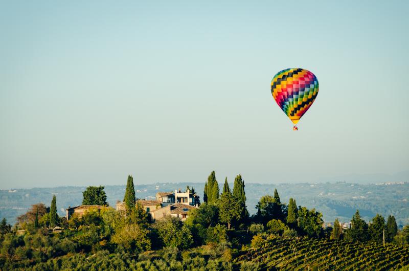 Hot Air Balloon over Southern Tuscany as the sun rises with Top Travel Italy’s bespoke honeymoon experiences. Credit: Top Travel Italy