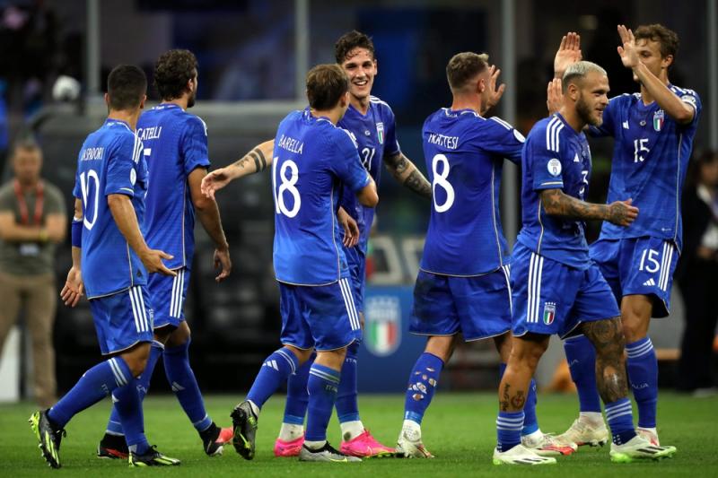 Azzurri teammates celebrate after Davide Frattesi's goal