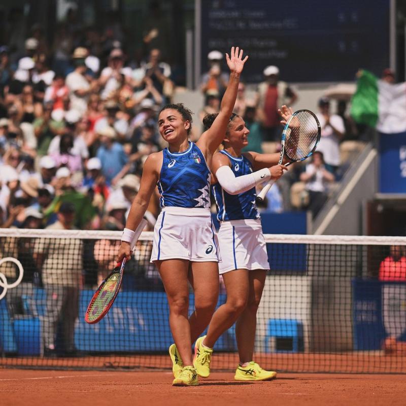 Jasmine Paolini (L) and Sara Errani (R) in Paris 