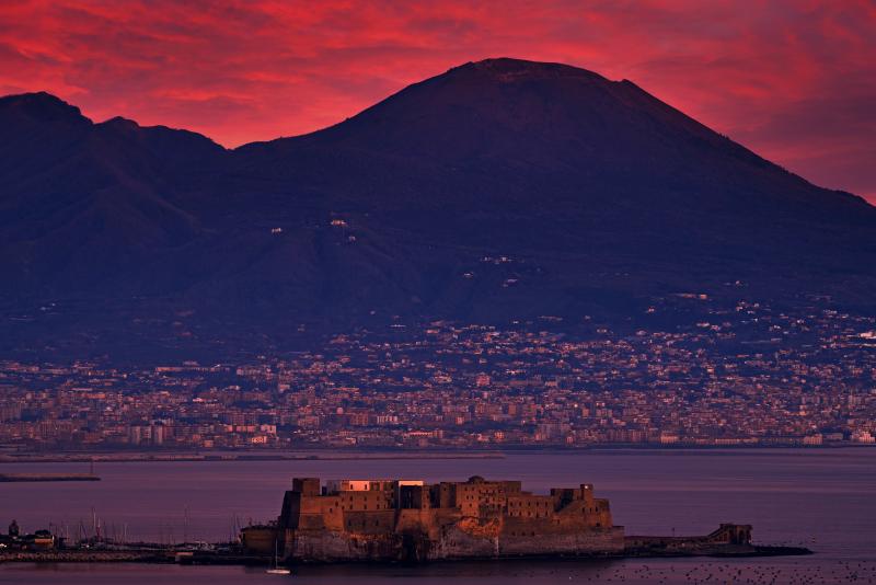 Naples at sunset / Photo: Ondrej Prosicky via Shutterstock