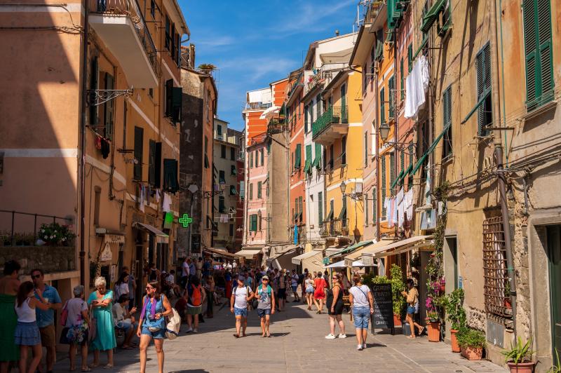 Via Roma in the heart of Vernazza / Photo: Jeff Whyte via Shutterstock