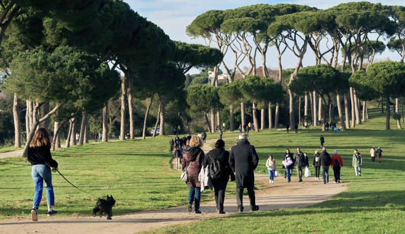 Families walking in Rome's Villa Doria Pamphili park / Photo: Daniele COSSU via Shutterstock