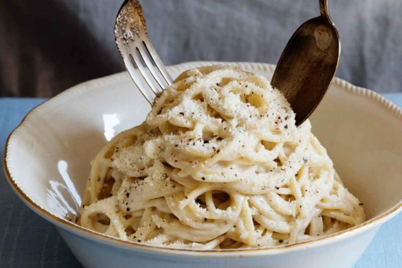 Bowl of Spaghetti cacio e pepe 