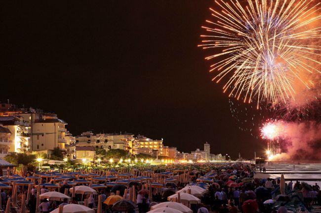 Ferragosto 2018: i fuochi d'artificio più belli sono in riva al mare -  Virosac Magazine