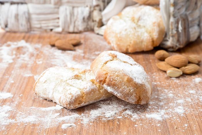 Almond biscuits