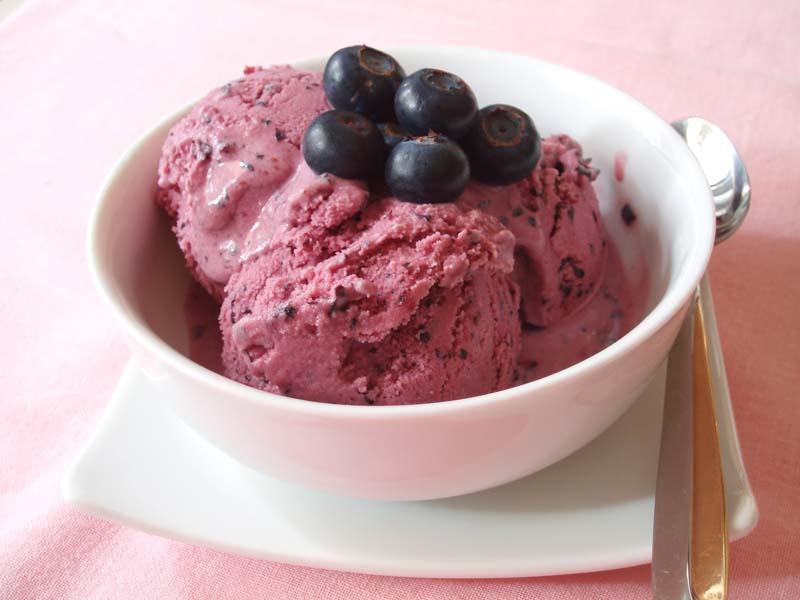 Blueberry yoghurt ice cream