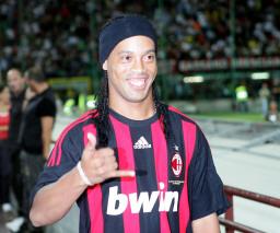 Ronaldinho gets '80' shirt | ITALY Magazine